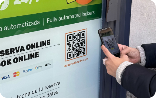 Pessoa escaneando QR code no depósito em Gare d'Antibes | Musée Picasso, Antibes