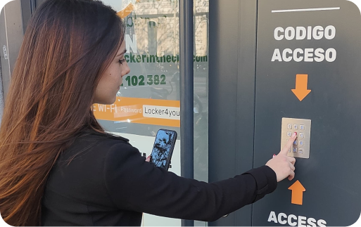 Usuário digitando código no depósito em Gare d'Antibes | Musée Picasso, Antibes